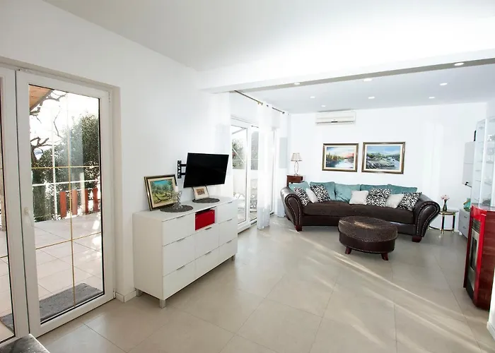 Idis Holiday Home